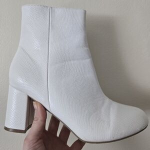 White snake skin boot faux leather 1960 1970 size 8, chunky heel, like new